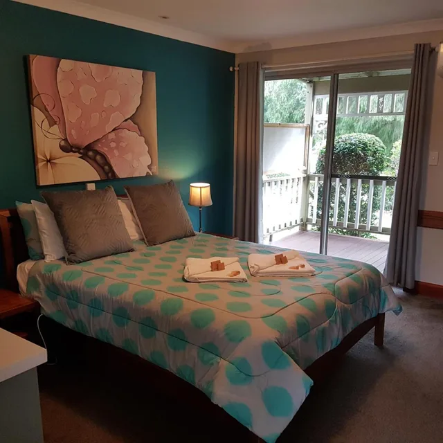 غرفة تنفيذية بسرير كوين بشرفة، ADAMSONS RIVERSIDE ACCOMMODATION 1/3