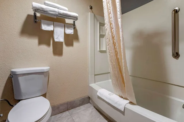 Efficiency, King Bed, Accessible، Suburban Studios Lafayette 4/4