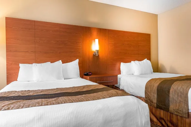 Standard, 2 Double Beds, Quality Inn & Suites Hawkesbury 2/8