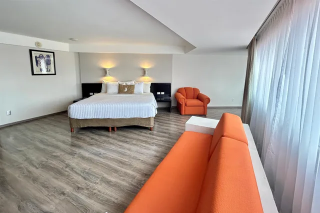 جناح جونيور بسرير كينج مع أريكة، Grand Cantalagua Hotel Morelia, BW Signature Collection 3/10