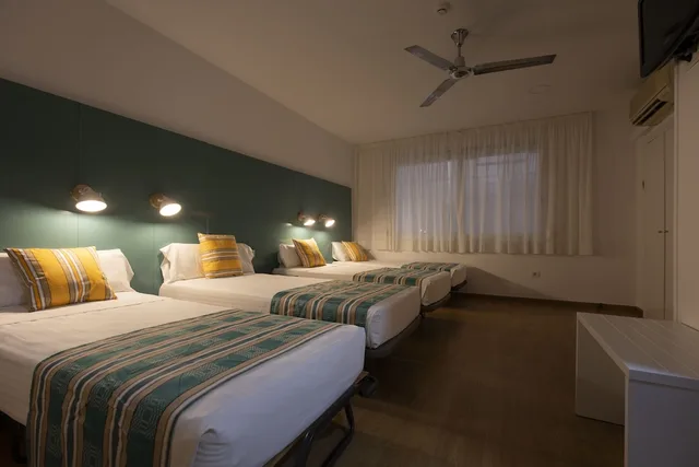 غرفة رباعية بأربعة أسرّة، Yomo Hostal BCN Port 1/3