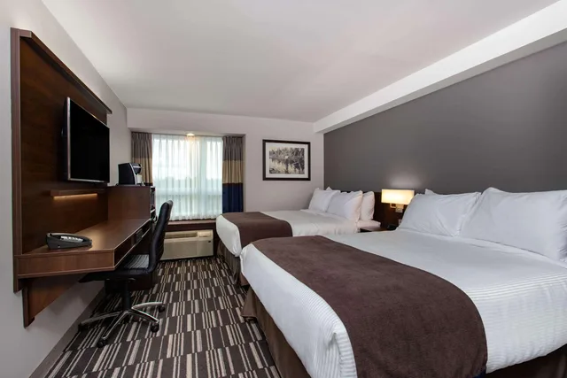 غرفة بسريرين كوين بحوض استحمام، Microtel Inn & Suites by Wyndham Mont Tremblant 1/1