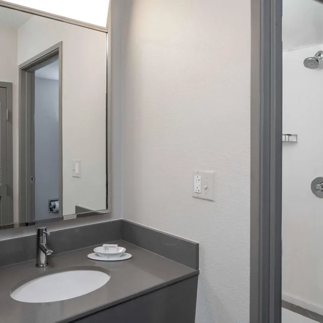 غرفة بسرير كينج مع أريكة بحوض استحمام لذوي الإعاقة، Courtyard New Orleans Covington Mandeville 3/4