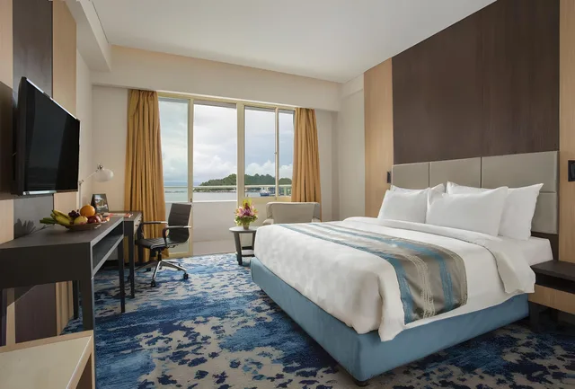غرفة ديلوكس بسرير كينج بشرفة، Swiss-Belhotel Papua Jayapura 1/2