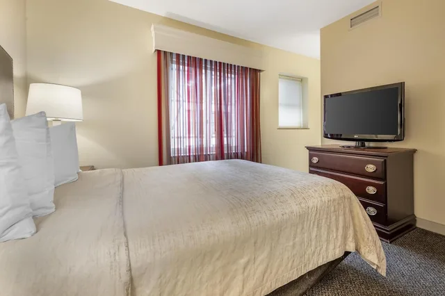 جناح بسرير كوين، Best Western Plus the Normandy Inn Suites 4/9