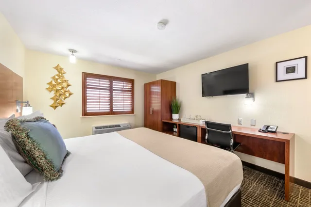 Standard, King Bed, Accessible, Ellis Island Hotel Casino & Brewery 3/9