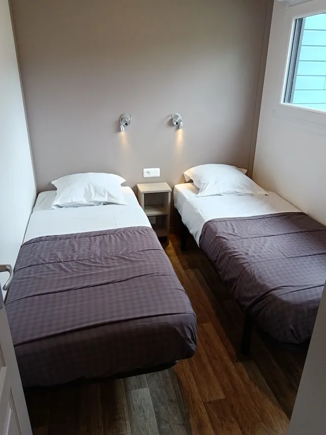 2 Bedrooms, Superior, Cottage, Queen and Twin Beds, Partial Lake View, Sofa، Terres de France Le Domaine Du Moulin Neuf 4/8