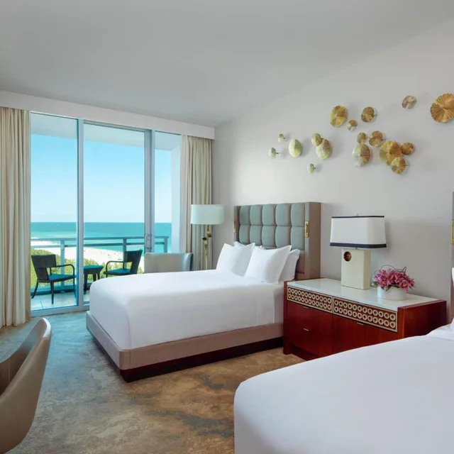 جناح بسرير كينج وسريرين كوين بإطلالة على البحر بغرفتي نوم، Ritz Carlton Bal Harbour 2/3