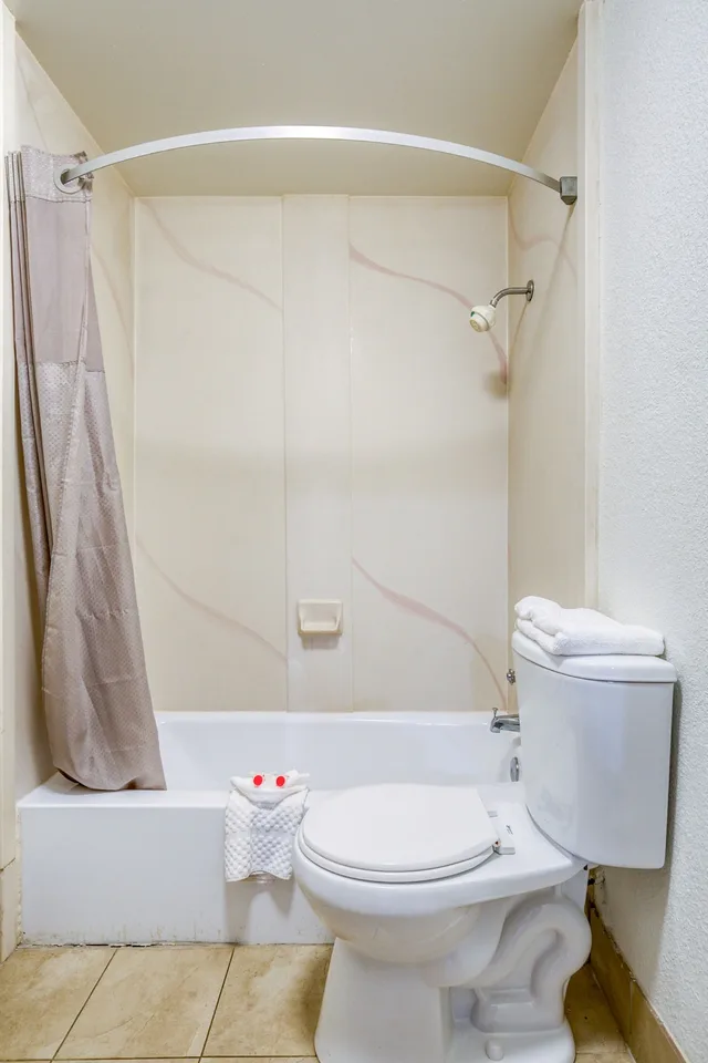 غرفة قياسية بسرير كينج، Fairbridge Inn Express North Lima 2/5