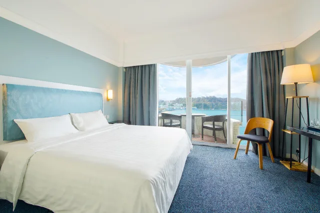 غرفة ديلوكس بإطلالة على البحر بشرفة، Warwick Hotel Cheung Chau 1/1