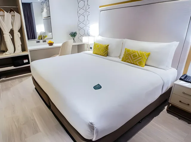 جناح، Summit Hotel Naga 1/2