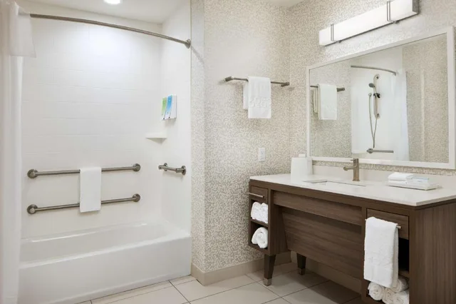 استوديو بسريرين كوين مع أريكة لذوي الإعاقة، Home2 Suites By Hilton Stuart 3/4