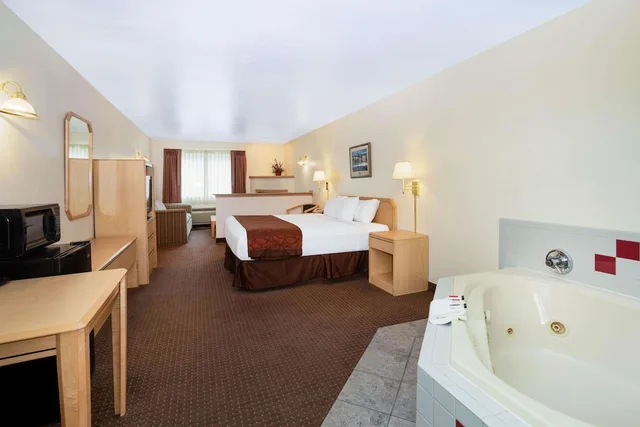 Deluxe, Studio, Suite, King Bed, Hot Tub, The Inn at Lander, Travelodge by Wyndham 2/4