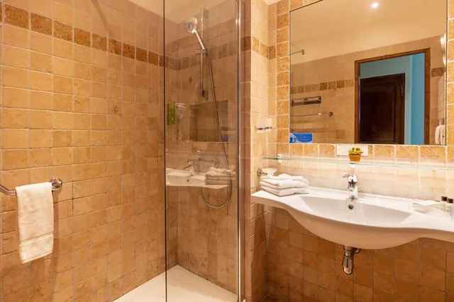 غرفة كومفورت بسريرين منفصلين وسرير كينج بإطلالة، La Bastide du Calalou Hotel Spa, BW Premier Collection 2/3