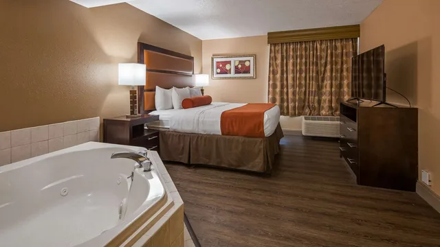 Suite, King Bed, Hot Tub, Best Western Crossroads Of The Bluffs 2/2