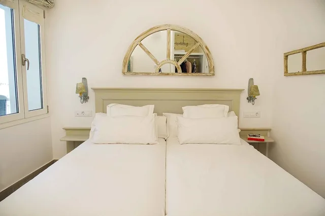 Grand, First, Deluxe, Apartment, Twin Beds, Sofa, Overland Suites Catedral 2/5