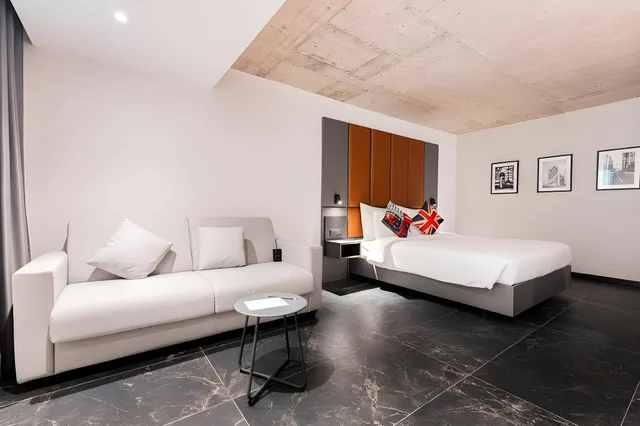 غرفة قياسية بسرير كوين، The Londoner Hotel St. Julian's 1/1