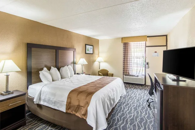 غرفة بسرير كينج، Quality Inn Forest City, NC 3/5