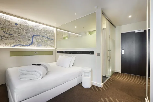 Standard, Double Bed, No Window, Accessible، hub by Premier Inn London Westminster Abbey hotel 1/8