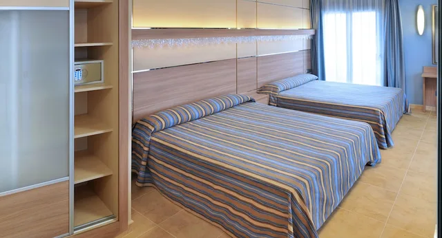 غرفة قياسية بسرير مزدوج وسرير فردي، Hotel Alhambra 2/9