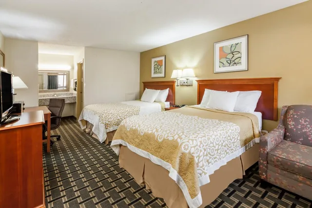 Deluxe, 2 Double Beds, Days Inn by Wyndham Kent - Akron, Ohio 2/4