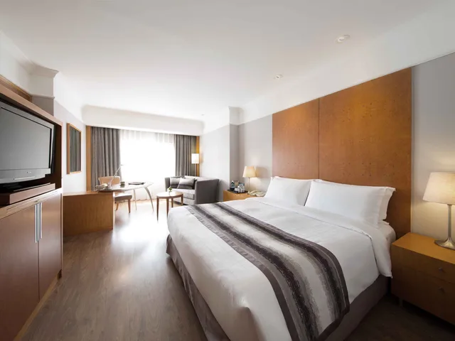 غرفة بريميير بسرير كينج، The Ambassador Seoul - A Pullman Hotel 1/1