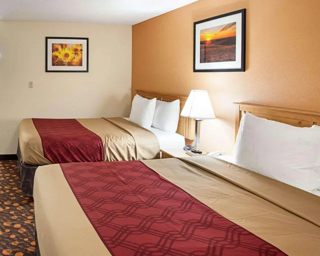 غرفة بسريرين كوين للمدخنين، Econo Lodge Phillipsburg, KS 1/3