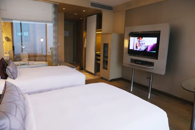 غرفة قياسية بسريرين منفصلين مع دخول الصالة، CROWNE PLAZA GREATER NOIDA 2/6