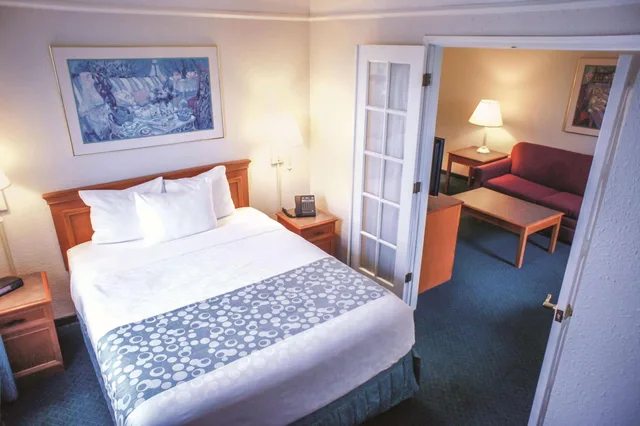 غرفة ديلوكس بسرير كوين مع أريكة، La Quinta Inn Moline Airport 3/4