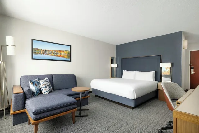 غرفة بسرير كينج مع أريكة، Courtyard by Marriott Concord 2/4