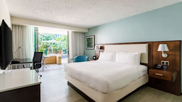 غرفة بسرير كينج بإطلالة على المسبح، Doubletree By Hilton Hotel San Juan 4/6