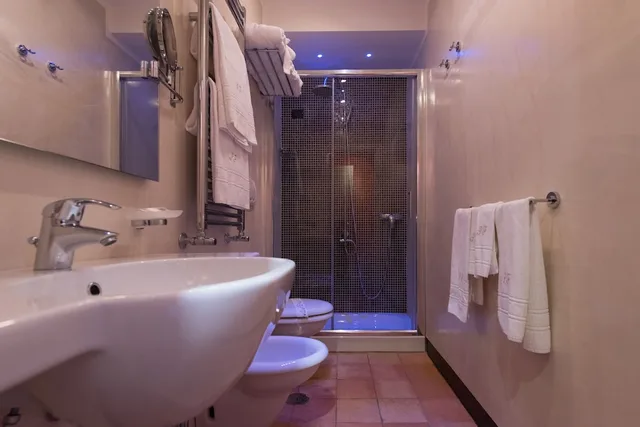 غرفة كلاسيكية بسريرين منفصلين بإطلالة جزئية على البحر، Palazzo Ferraioli 8/8