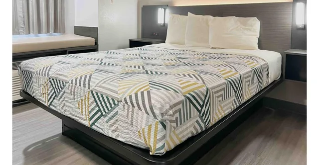 Room, Queen Bed, Motel6 Simpsonville, SC - Greenville 2/5