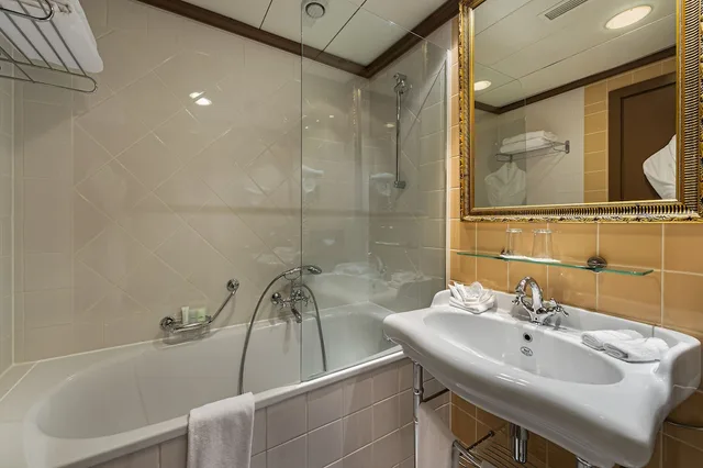جناح جونيور بسرير كينج مع أريكة، Royal Manotel 6/7