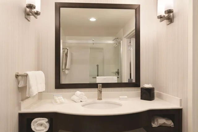 غرفة بريميوم بسرير كينج، Hilton Garden Inn Boston Logan Airport 4/5