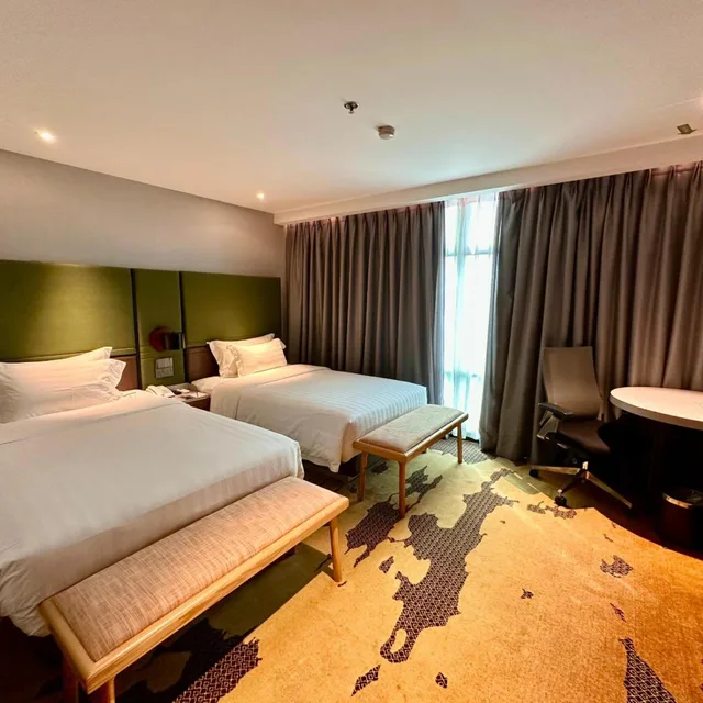Premier Twin Room, King Park Hotel 4/6