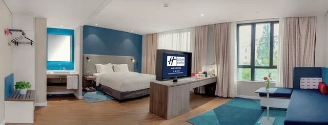 Suite, King Bed, Living Area, Top Floor, Holiday Inn Express Shanghai Chongming 3/9