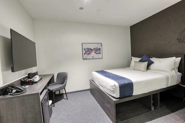 Room, Queen Bed, No Window، The Viv Hotel Wellington 3/8