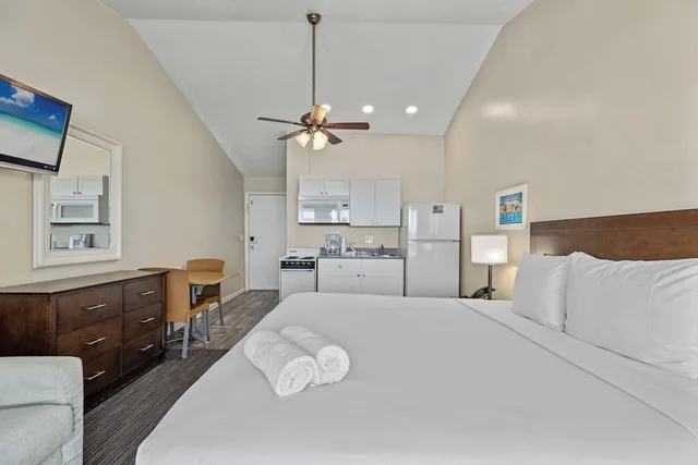 Studio, King Bed, Beach Front, Kitchen، Sandpiper Beacon Beach Resort 1/4