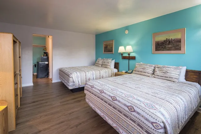 غرفة قياسية بسريرين كوين، Apache Motel 1/3