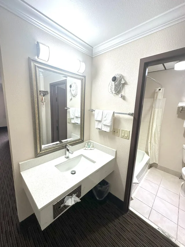 جناح سوبيريور بسريرين كوين، Wyndham Garden Salina Conference Center 1/1