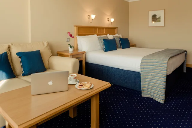 غرفة بسرير مزدوج بحوض استحمام لذوي الإعاقة، Rochestown Lodge Hotel 3/4