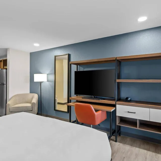 Room, King Bed, Everhome Suites Wichita Northeast 5/10