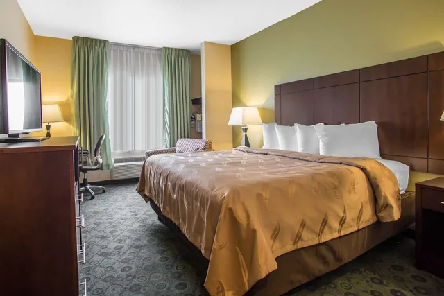 Efficiency, King Bed, Accessible، Quality Inn & Suites Bloomington I-55 and I-74 2/6