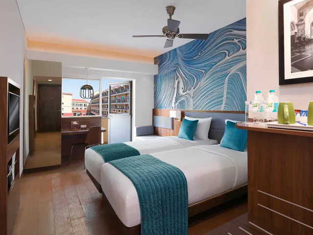 غرفة بسريرين منفصلين بشرفة، ibis Styles Goa Calangute 1/3
