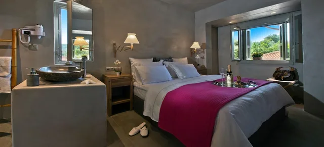 2 Bedrooms, Executive, Suite, 1 Queen and 3 Single Beds, Beach Front, Calypso Villas Zakynthos 4/6