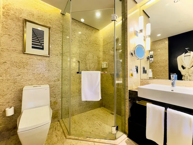 غرفة قياسية بسرير كينج مع دخول صالة النادي في طابق مرتفع، Holiday Inn Nantong Oasis International 4/6