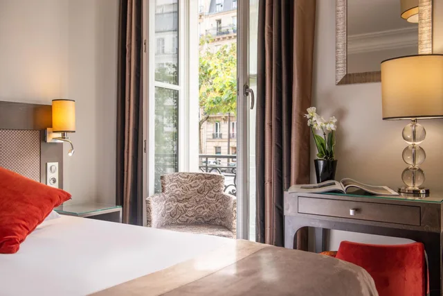 Deluxe, Double Bed, Arc De Triomphe View, Balcony، Hotel La Regence Etoile 3/7