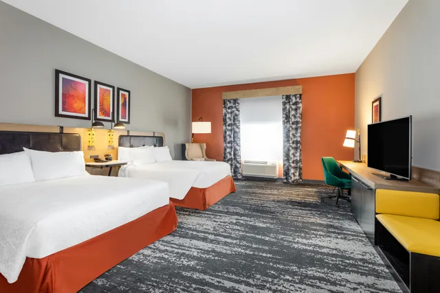 غرفة بسريرين كوين بحوض استحمام لذوي الإعاقة، Hilton Garden Inn Hays 1/1