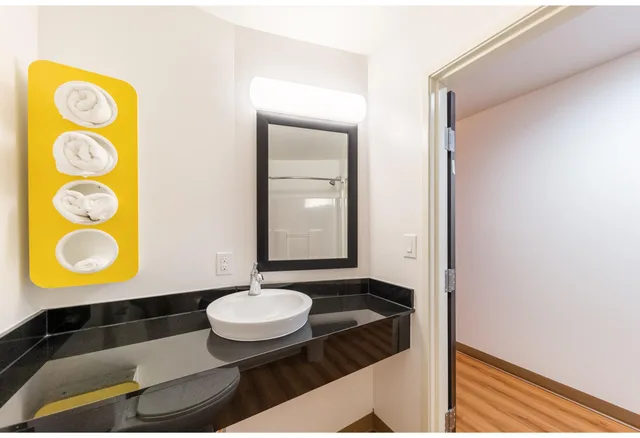 1 Queen Bed Mobil Acces Tub Nsmk Minifridg، Motel6 Fort Worth, TX - North - Saginaw 7/7